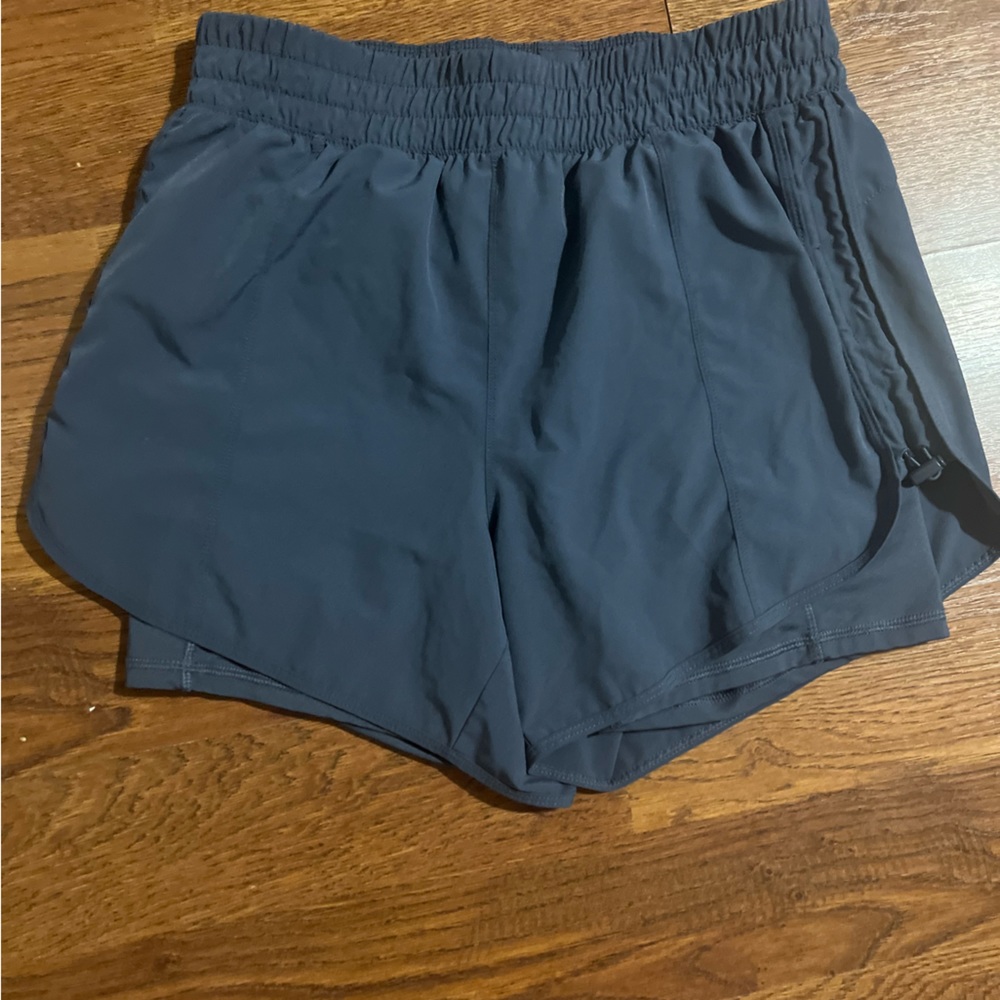 Avía brand running shorts